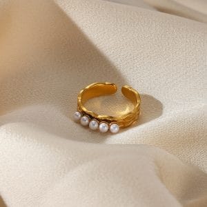 ANILLO "OCÉANO" CON PERLAS EN ACERO INOXIDABLE DORADO