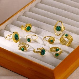 Alternative view of ANILLO "SOL" DE MALAQUITA (PIEDRA NATURAL) EN ACERO INOXIDABLE Y CHAPADO EN ORO DE 18K