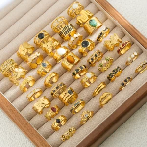 Alternative view of Anillo "Labios" en Acero Inoxidable y Chapado en Oro de 18K