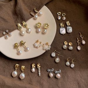 Alternative view of ARETES "NEREIDA" CON PERLA NATURAL Y POSTE DE PLATA DE 925