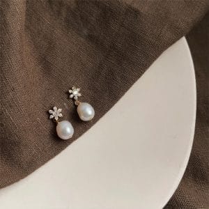ARETES DE PERLA NATURAL Y CRISTAL CON POSTE DORADO EN PLATA 925