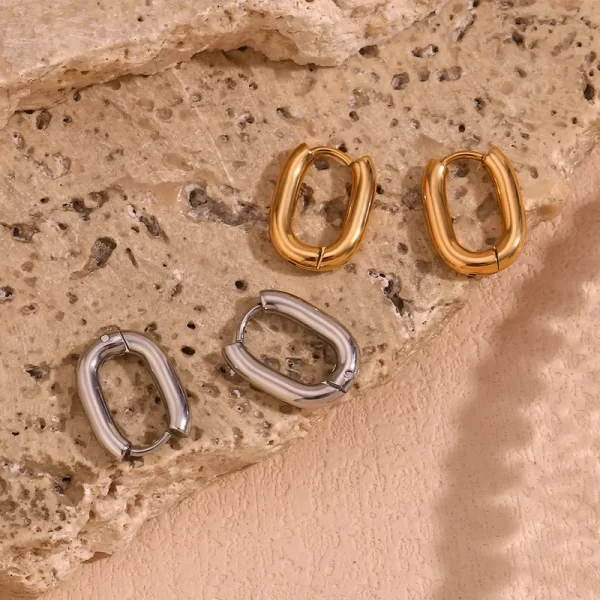 ARRACADAS GEOMETRICAS MINI EN COLOR DORADO  EN ACERO INOXIDABLE Y CHAPADO EN ORO DE 18K - Imagen 3