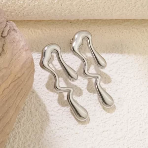 ARETES COLGANTES COLOR PLATA EN ACERO INOXIDABLE