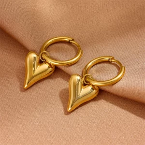 ARETES  "HANGING HEART" EN ACERO INOXIDABLE Y CHAPADO EN ORO DE 18K