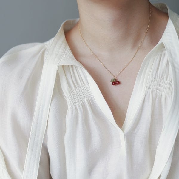 COLLAR "CHERRY" EN ACERO INOXIDABLE Y CHAPADO EN ORO DE 18K