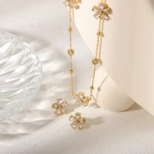 Set de Aretes y Collar "Primavera" con Zirconias en Acero Inoxidable y Chapado en Oro de 18K