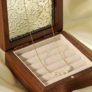 Alternative view of Collar Con Perlas Naturales en Acero Inoxidable y Chapado en Oro de 18K