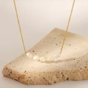 Collar Con Perlas Naturales en Acero Inoxidable y Chapado en Oro de 18K