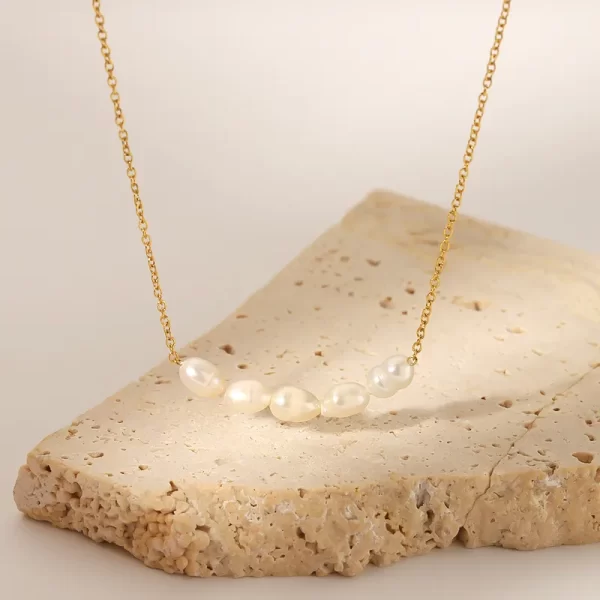 Collar Con Perlas Naturales en Acero Inoxidable y Chapado en Oro de 18K