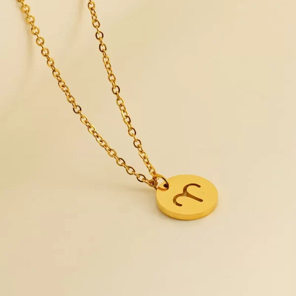 COLLAR MEDALLÓN ZODIACO "ARIES" EN ACERO INOXIDABLE Y CHAPADO EN ORO DE 18K