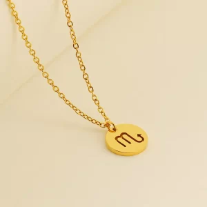 COLLAR MEDALLÓN ZODIACO "ESCORPIO" EN ACERO INOXIDABLE Y CHAPADO EN ORO DE 18K