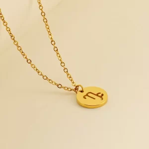 COLLAR MEDALLÓN ZODIACO "CAPRICORNIO" EN ACERO INOXIDABLE Y CHAPADO EN ORO DE 18K
