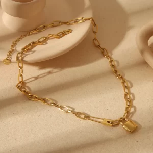 COLLAR "LOCK" EN ACERO INOXIDABLE Y CHAPADO EN ORO DE 18K