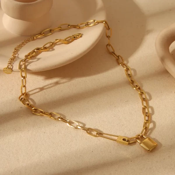 COLLAR "LOCK" EN ACERO INOXIDABLE Y CHAPADO EN ORO DE 18K