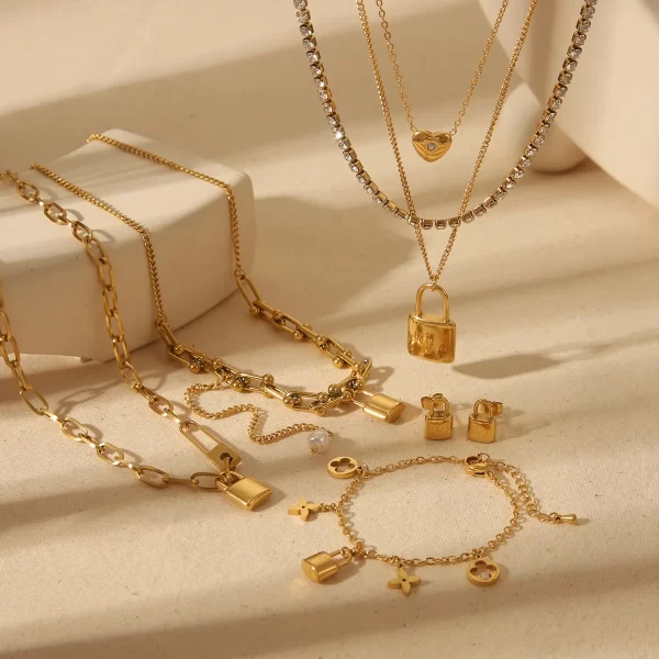 COLLAR "LOCK" EN ACERO INOXIDABLE Y CHAPADO EN ORO DE 18K - Imagen 2