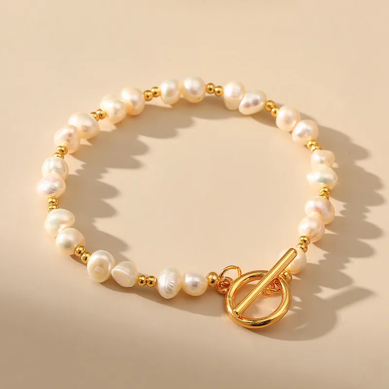 PULSERA DE PERLAS NATURALES Y CHAPADO EN ORO DE 18K