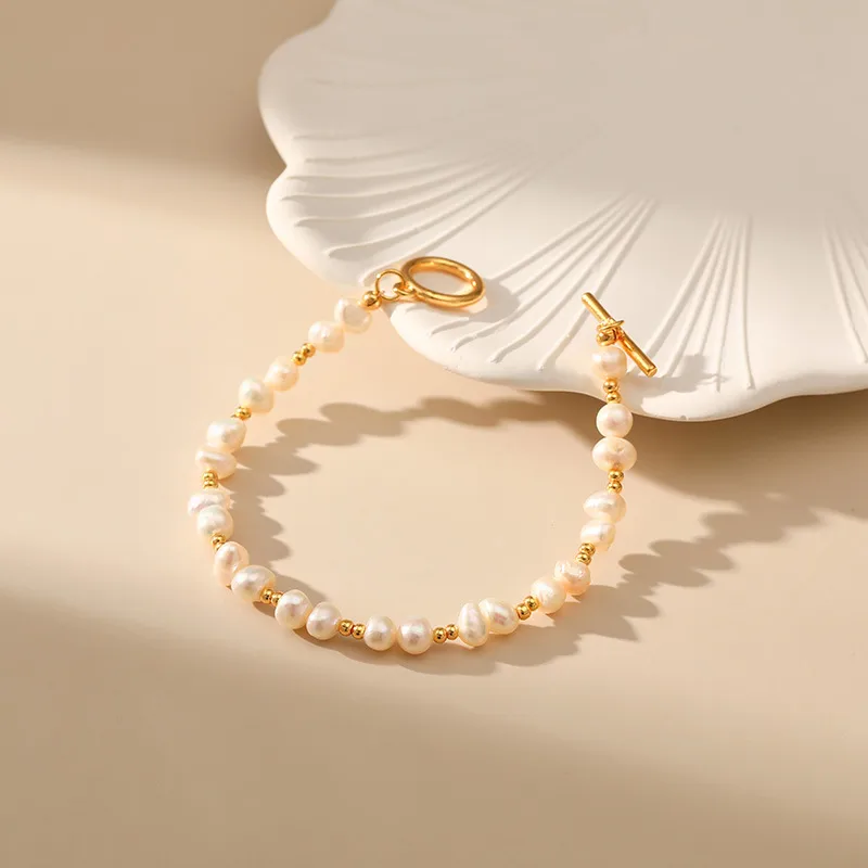 PULSERA DE PERLAS NATURALES Y CHAPADO EN ORO DE 18K - Imagen 2