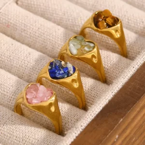Alternative view of Anillo “Pink Heart”con Cuarzo Rosa en Acero Inoxidable y Chapado en Oro de 18K