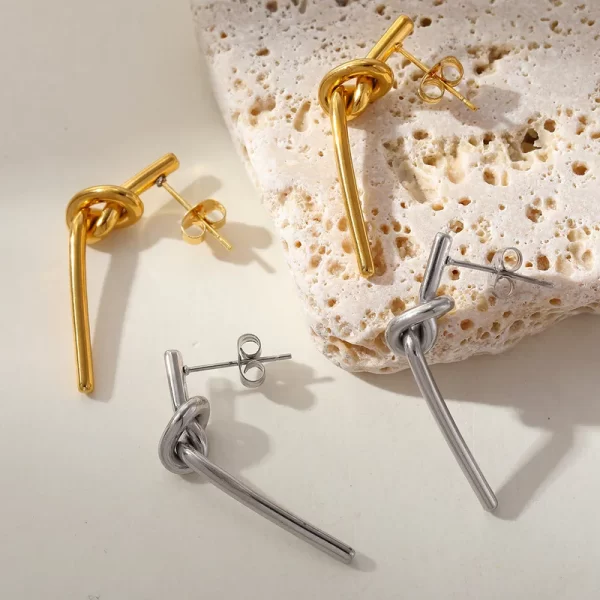 Aretes "Nudo" en Acero Inoxidable Color Plata y Chapado en Oro de 18K - Imagen 2
