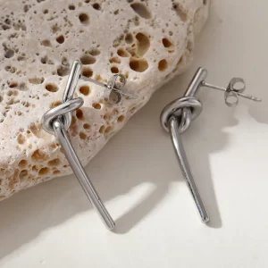 Aretes "Nudo" en Acero Inoxidable Color Plata y Chapado en Oro de 18K