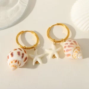 Aretes "Coastal Life" con Conchas Naturales en Acero Inoxidable y Chapado en Oro de 18K