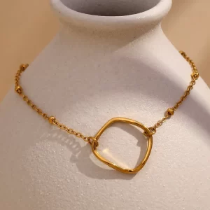 Alternative view of Pulsera "Astarta" en Acero Inoxidable y Chapado en Oro de 18K