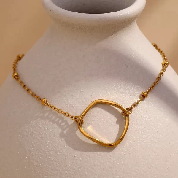 Pulsera "Astarta" en Acero Inoxidable y Chapado en Oro de 18K - Imagen 2