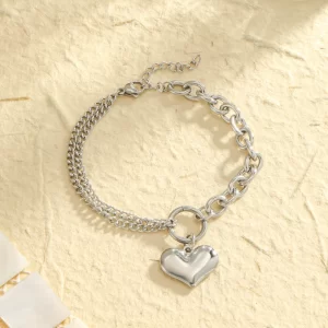 Alternative view of PULSERA CON DOS TIPOS DE CADENA Y COLGANTE DE CORAZÓN COLOR PLATA EN ACERO INOXIDABLE DE TITANIO