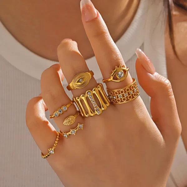 Anillo "Ojo de Ra" en Acero Inoxidable y Chapado en Oro de 18K - Imagen 2