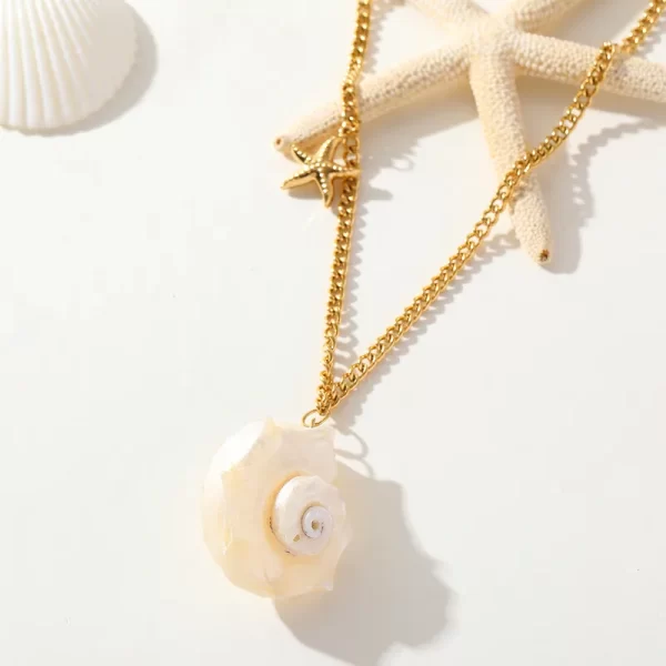 Collar "Mermaid" con Concha Natural en Acero Inoxidable y Chapado en Oro de 18K