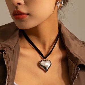 GARGANTILLA DE TERCIOPELO CON DIJE DE CORAZÓN EN COLOR PLATA DE ACERO INOXIDABLE Y CHAPADO EN ORO DE 18K