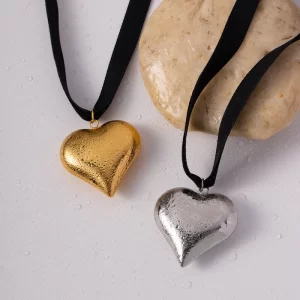 Alternative view of GARGANTILLA DE TERCIOPELO CON DIJE DE CORAZÓN EN COLOR PLATA DE ACERO INOXIDABLE Y CHAPADO EN ORO DE 18K