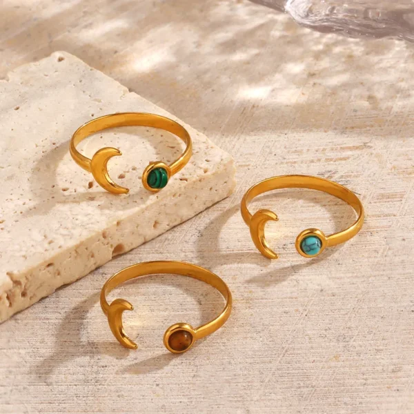 Anillo "Green Moon"con Malaquita(Piedra Natural) en Acero Inoxidable y Chapado en Oro de 18K - Imagen 3