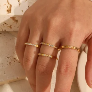 Alternative view of Anillo "Stellar 201"con Zirconias en Acero Inoxidable y Chapado en Oro de 18K