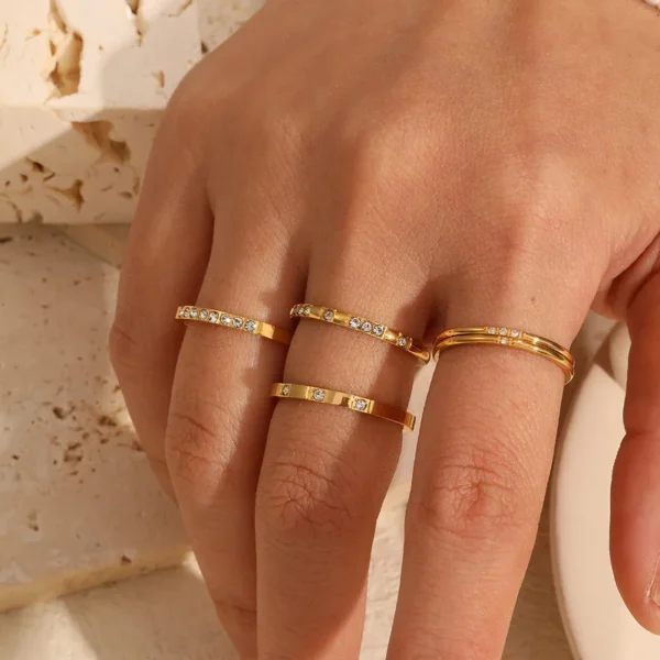 Anillo "Stellar 201"con Zirconias en Acero Inoxidable y Chapado en Oro de 18K - Imagen 2