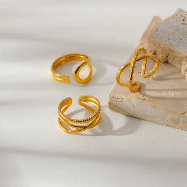 Anillo "Cali" en Acero Inoxidable Dorado - Imagen 4