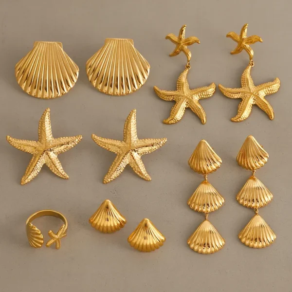 Aretes "Little Shell" en Acero Inoxidable  y Chapado en Oro de 18K - Imagen 2