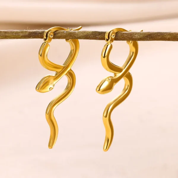 Arracadas "Serpentia"en Acero Inoxidable de Titanio y Chapado en Oro de 18K - Imagen 2