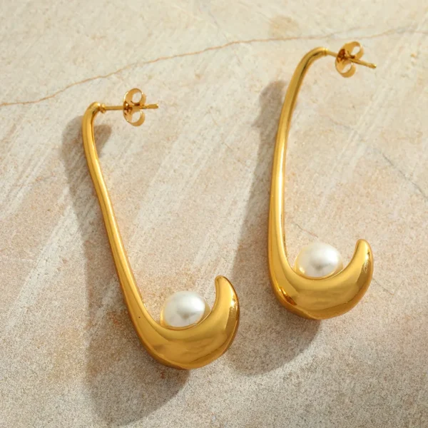 Aretes "Swinging Pearl" en Acero Inoxidable y Chapado en Oro de 18K