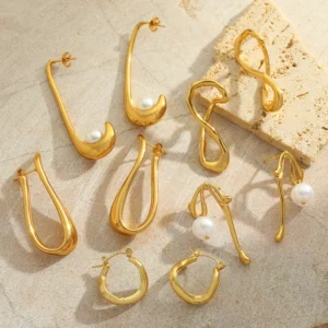 Alternative view of Aretes "Swinging Pearl" en Acero Inoxidable y Chapado en Oro de 18K