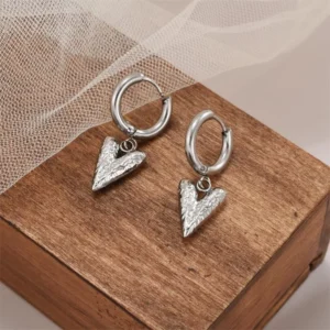 Arracadas "Beaten Heart" en Color Plata de Acero Inoxidable y Chapado en Oro de 18K