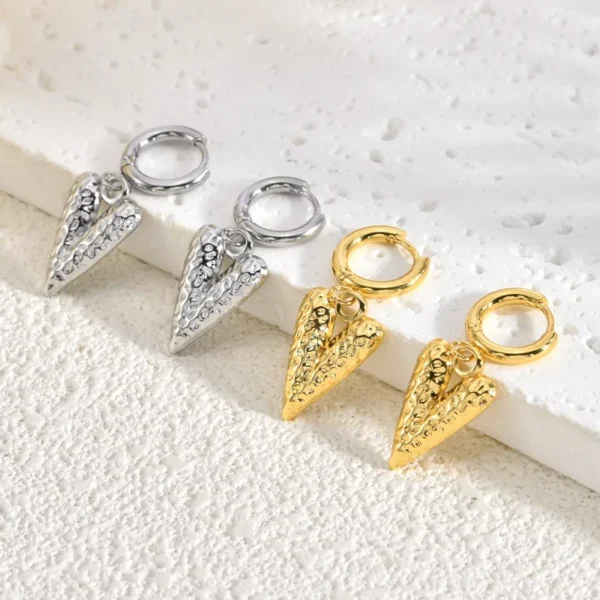 Arracadas "Beaten Heart" en Color Plata de Acero Inoxidable y Chapado en Oro de 18K - Imagen 2