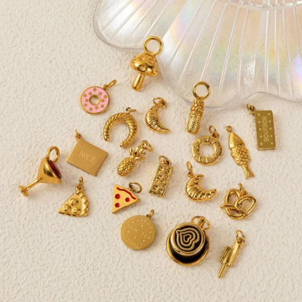 Charm "Pepperoni Pizza" en Acero Inoxidable y Chapado en Oro de 18K - Imagen 2