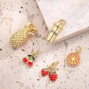 Alternative view of Charm "Cherry" en Cobre y chapado en Oro de 18K
