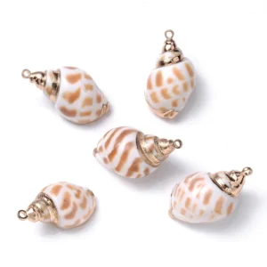 Charm "Sea Shell" de Concha Natural y Chapado en Oro