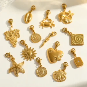 Alternative view of Charm "Starfish" en Acero Inoxidable y Chapado en Oro de 18K con Broche de Langosta