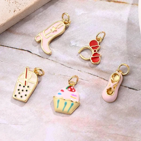 Charm "Cupcake" en Cobre Chapado en Oro de 18K - Imagen 2