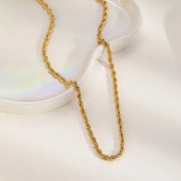 Collar de Cadena Torcida Gruesa (6mm) en Acero Inoxidable de Titanio y Chapado en Oro de 18K - Imagen 3