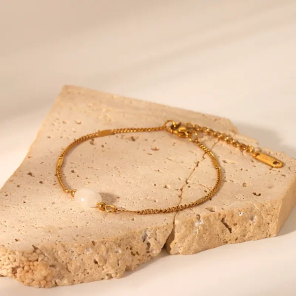 Pulsera"Lunar Magic" con Cuarzo(Piedra Natural) en Acero Inoxidable y Chapado en Oro de 18K - Imagen 2