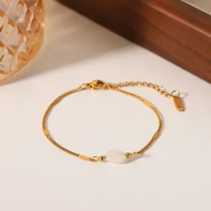 Pulsera"Lunar Magic" con Cuarzo(Piedra Natural) en Acero Inoxidable y Chapado en Oro de 18K